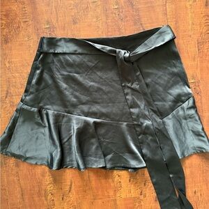 Forever21 Elegant Black satin like mini Skirt